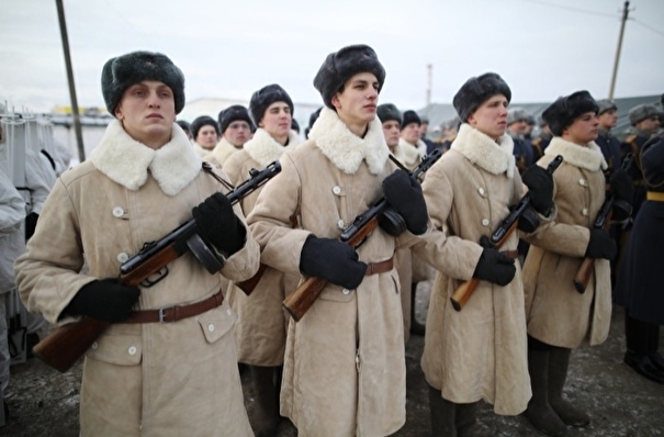 Военным в Сибири из-за морозов и ветра выдали тулупы и валенки
