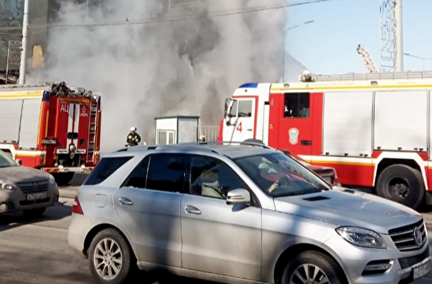 Людей эвакуируют из горящего в центре Самары здания офисного центра "Скала"