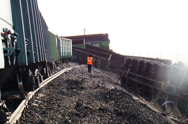 Почти два десятка вагонов с углем сошли с рельсов в Челябинской области