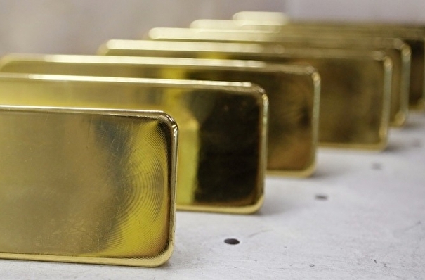Силуанов допускает вложение ФНБ в золото, планов добавлять новые валюты нет