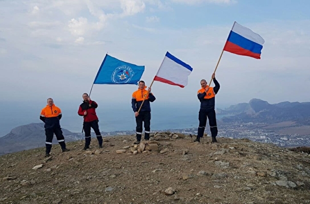 Триколор и флаг Крыма взвились на трех вершинах полуострова в честь 7-летия вхождения в РФ