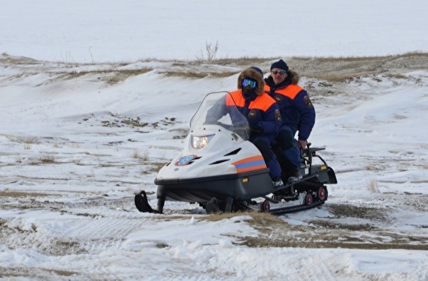 Спасатели на снегоходах пытаются проложить путь для эвакуации тургруппы в горах Заполярья