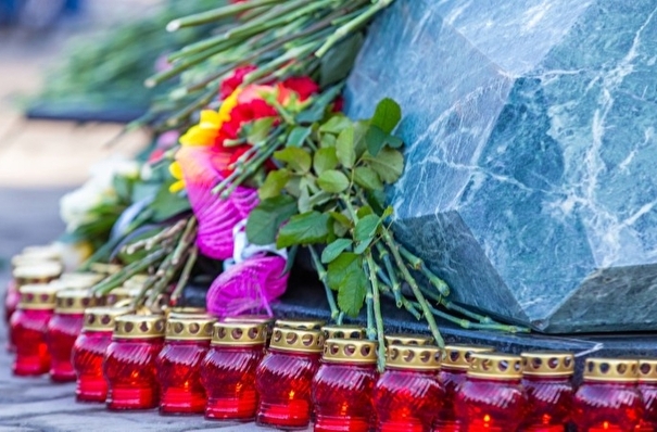 Памятные мероприятия проходят в годовщину пожара в "Зимней вишне" в Кемерово