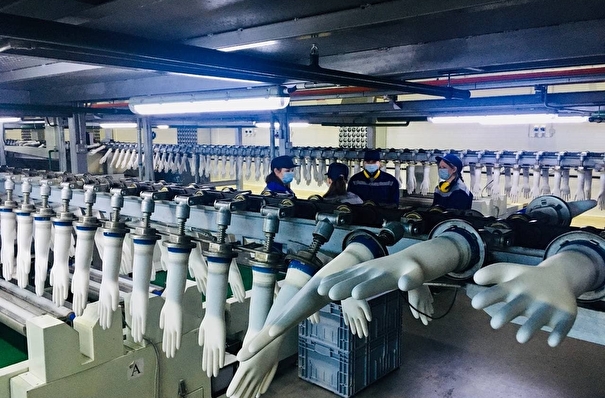 Мантуров: первый завод нитриловых медперчаток открыт в Самарской области