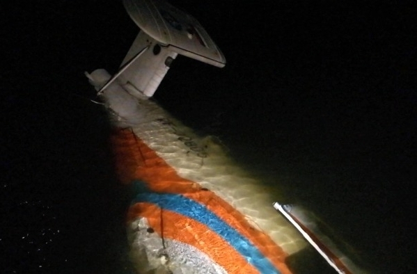 Спасатели смогли доставитьупавший в Куршском заливе вертолет МЧС ближе к берегу