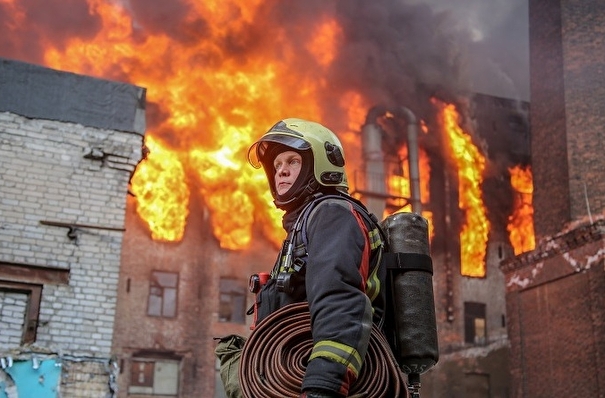Более суток тушат крупный пожар в бизнес-центре "Невская мануфактура" в Петербурге