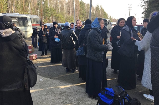 Монахини покидают Среднеуральский монастырь, представители епархии опечатывают помещения