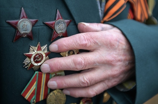 Военные устроили парад для 100-летнего ветерана в Новосибирской области