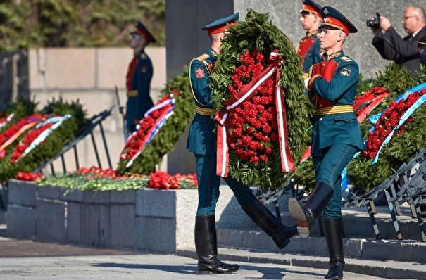 В Петербурге возложили цветы к монументу "Мать-Родина" на Пискаревском кладбище