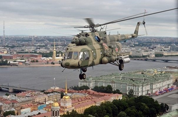 Несколько десятков самолетов и вертолетов пролетели над Санкт-Петербургом в День Победы