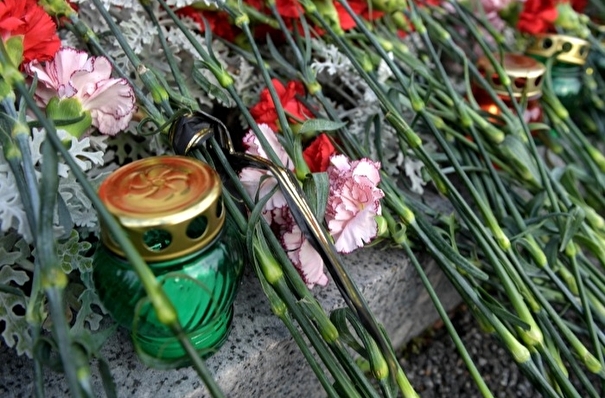 Петербуржцы несут цветы к представительству Татарстана после стрельбы в школе