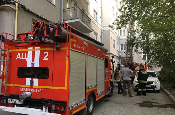Три квартиры повреждены при пожаре в многоэтажном доме в Екатеринбурге