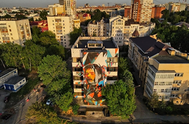 Мурал с изображением Максима Горького появился на пятиэтажном здании в Нижнем Новгороде