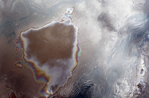 Нефтяное пятно заметили в нерестовой реке на западе Камчатки