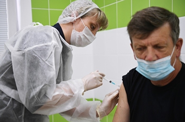 Вакцинацию от COVID-19 прошли более половины водителей московского транспорта