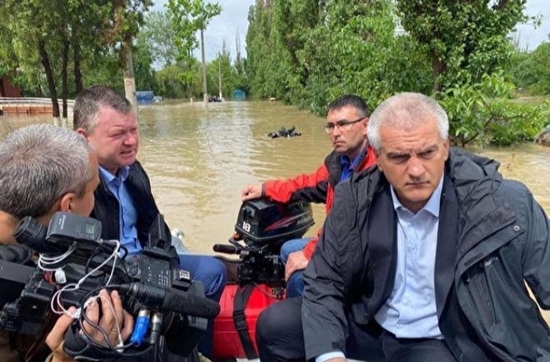 Глава Крыма объяснил сопровождение его лодки пловцами на затопленных улицах