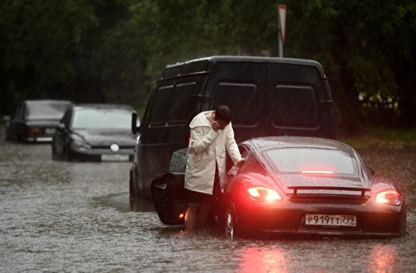 Ливень затопил дороги и нарушил движение транспорта в Москве