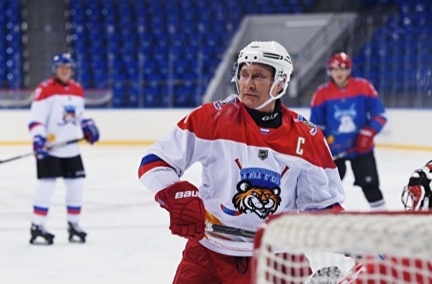 Путин предложил подумать о кадровой составляющей в футболе и хоккее после провала сборных