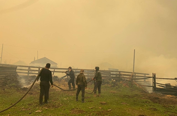 Огонь лесных пожаров перекинулся на хозяйственные постройки в якутском селе Бяс-Кюель