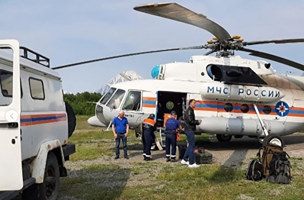 Восемь спасенных с упавшего на Камчатке вертолета везут в больницу