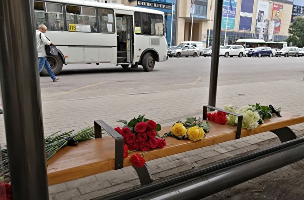 Воронежцы несут цветы к месту взрыва автобуса