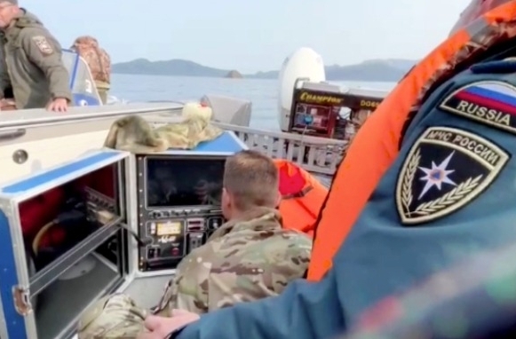 Вертолет, упавший с туристами на Камчатке в озеро, вытащили на берег