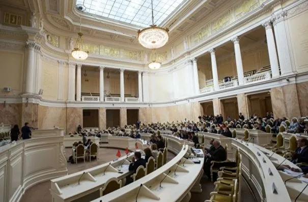 Петербургский парламент завершил сессию за восемь дней до выборов