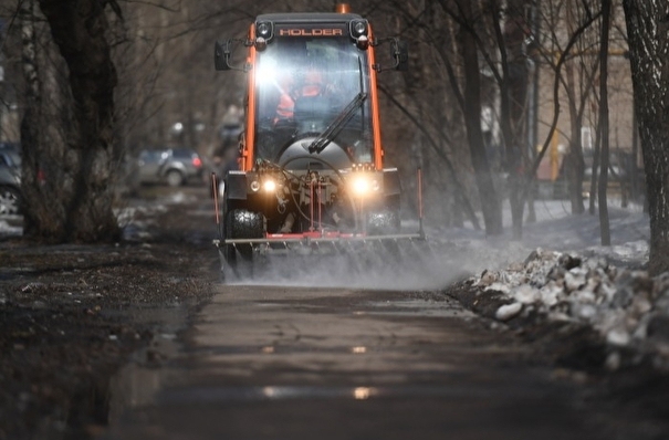 Власти Петербурга увеличили количество уборочной техники для борьбы с листопадом