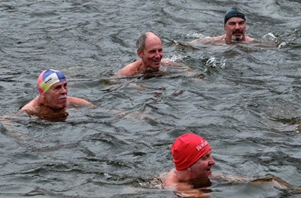 Тюменские "моржи" установили рекорд, проплыв километр в Карском море