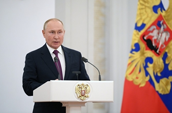 Путин призвал наращивать темпы вакцинации без "административных окликов"