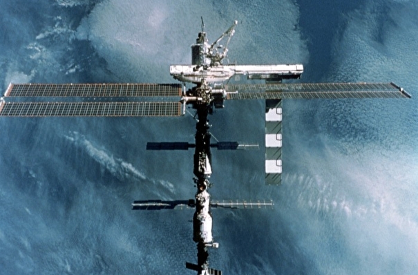 Экипаж МКС обнаружил новое возможное место утечки воздуха в модуле "Звезда"