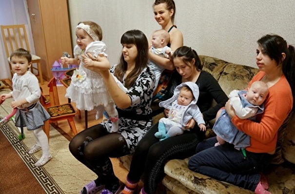 Многодетным жительницам Карачаево-Черкесии вручили почетные знаки "Материнская слава"