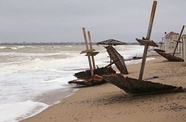 Ураган в Крыму повредил более 20 автомобилей и 10 крыш