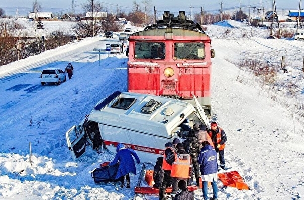 Машина "скорой" врезалась в локомотив в Комсомольске-на-Амуре: один человек погиб, еще двое получили травмы