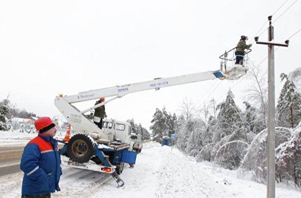 Снегопад оставил без света почти 10 тыс. жителей Новгородской области