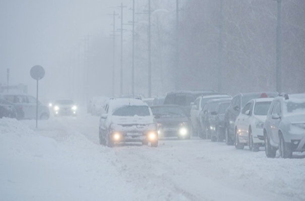 Московских автомобилистов предупредили о снегопаде и тумане в понедельник вечером