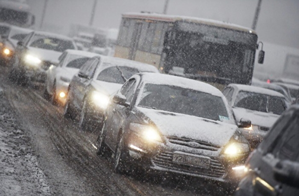 В Москве с утра 7-балльные пробки из-за снегопада, горожан призвали воспользоваться общественным транспортом