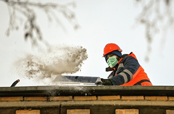 Несколько уголовных дел о падении на людей льда и снега с крыш расследуют в Петербурге
