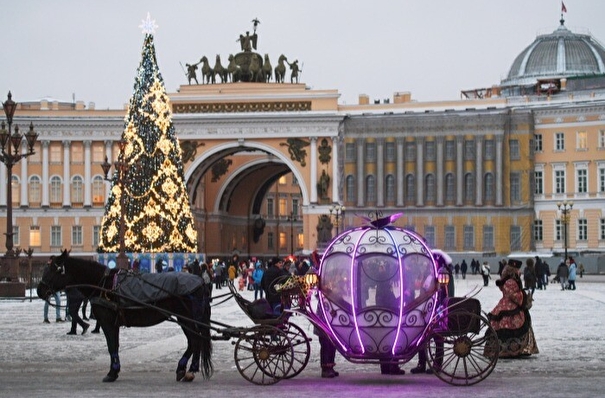 На главной новогодней елке Петербурга зажглись огни