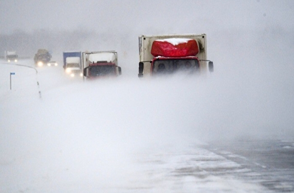 Десятки автомобилей попали в "снежный плен" на нескольких дорогах в Башкирии