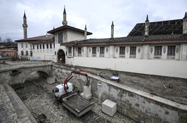 Муфтий мусульман Крыма просит спасти стену Ханского дворца, треснувшую при реставрации