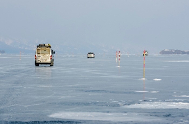 Более 25 рыбаков и 24 автомобиля с оторвавшейся льдины ожидают эвакуации в Хабаровском крае