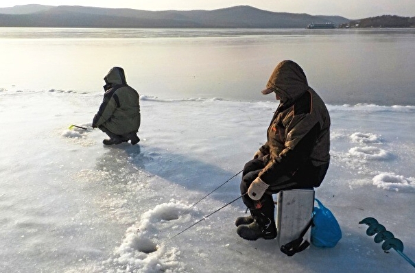 Льдина с 250 рыбаками оторвалась от берега на юге Сахалина, 70 человек уже сняли