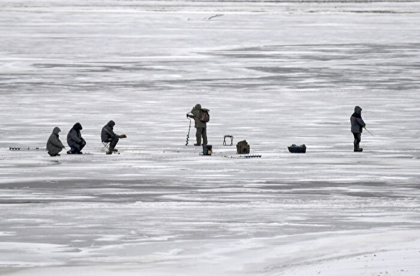 Любителей подледной рыбалки уносит в море на льдине на юге Сахалина