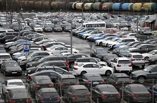 Эксперты: ажиотажный спрос на автомобили в РФ упал, машины продолжают дорожать