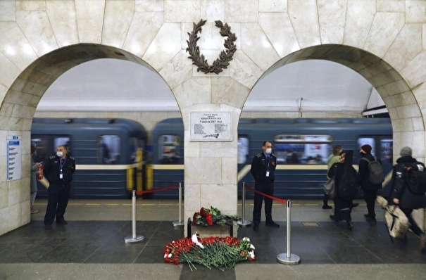 На станцию метро "Технологический институт" в Петербурге несут цветы в память о погибших в теракте 5 лет назад