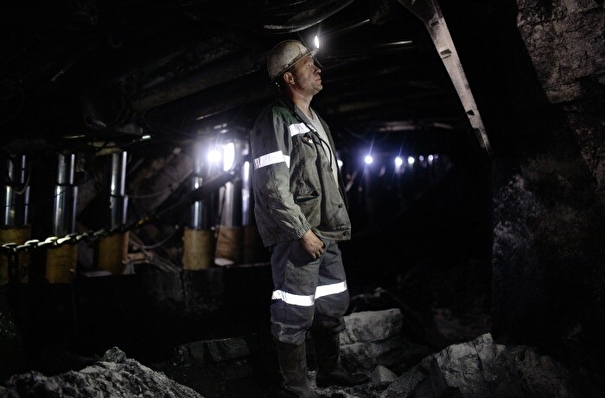 Связь с заблокированными в кузбасской шахте двумя рабочими установлена, идет подача воздуха - компания