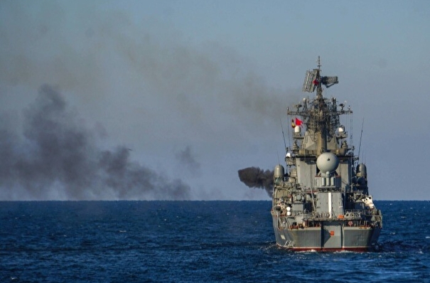 Крейсер "Москва" сохраняет плавучесть после пожара, заявляют в Минобороны РФ