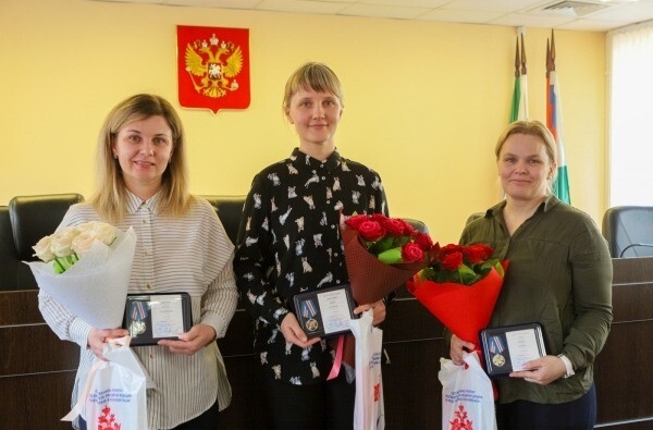 СКР наградил ведомственными медалями работниц красноярского детсада, предотвративших нападение на детей