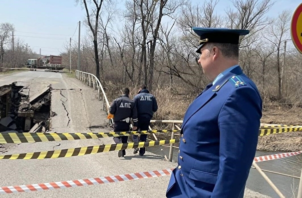 Мост в приморском Спасске рухнул из-за тяжелого грузовика - прокуратура